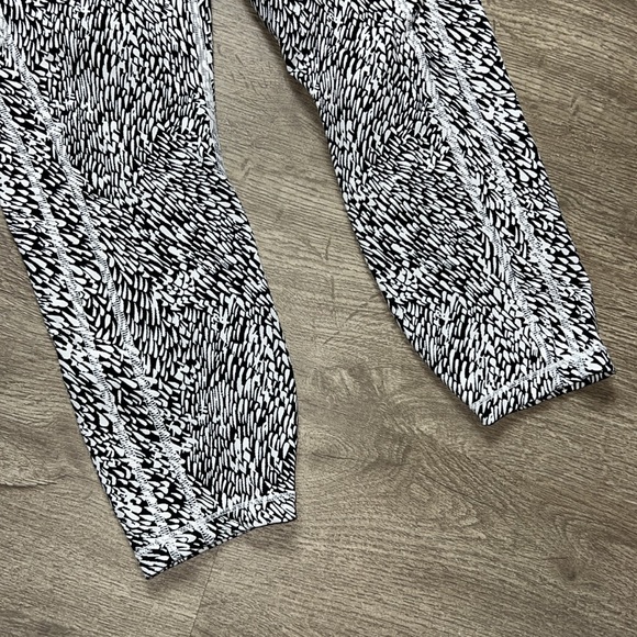 Athleta Ultimate Stash Textured 7/8 Tight Leggings - Picture 7 of 11